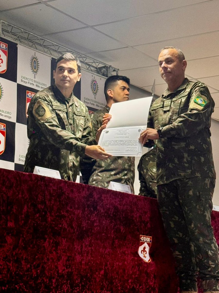 FRDefenseBRASIL's tweet photo. 🇫🇷🤝🇧🇷 No #CIDEx, no Rio de Janeiro, 6 oficiais do @exercitooficial realizaram de 23 de fevereiro a 15 de abril um estágio intensivo de francês voltado à preparação operacional.

O curso abordou o idioma em contexto militar, missões de paz e forças parceiras.

#FrançaBrasil https://t.co/pMvXYnHYOr