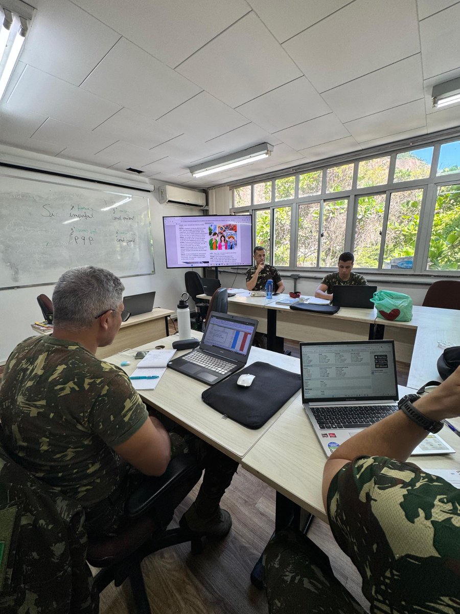 FRDefenseBRASIL's tweet photo. 🇫🇷🤝🇧🇷 No #CIDEx, no Rio de Janeiro, 6 oficiais do @exercitooficial realizaram de 23 de fevereiro a 15 de abril um estágio intensivo de francês voltado à preparação operacional.

O curso abordou o idioma em contexto militar, missões de paz e forças parceiras.

#FrançaBrasil https://t.co/pMvXYnHYOr