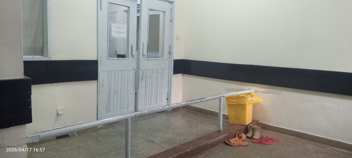 cheryotjk's tweet photo. What is the function of this metal at the entrance to a theatre? https://t.co/3WuuSdVt6K