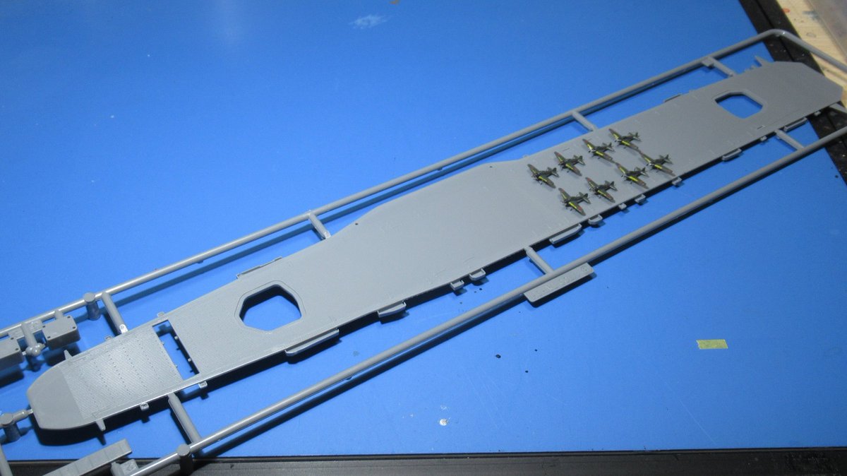 1/700 Scale
フジミ 空母大鳳 製作進捗③

この2、3日時間が取れたので久しぶりに模型づくりを楽しみました♪

空母大鳳の艦載機第2弾
零式艦上戦闘機五二型を4機製作しました。

ルーペ無しでは張り線どころか窓枠のEPも満足に見えなくなってしまって・・・見えない事の気持ちが凄く分かる今日この頃