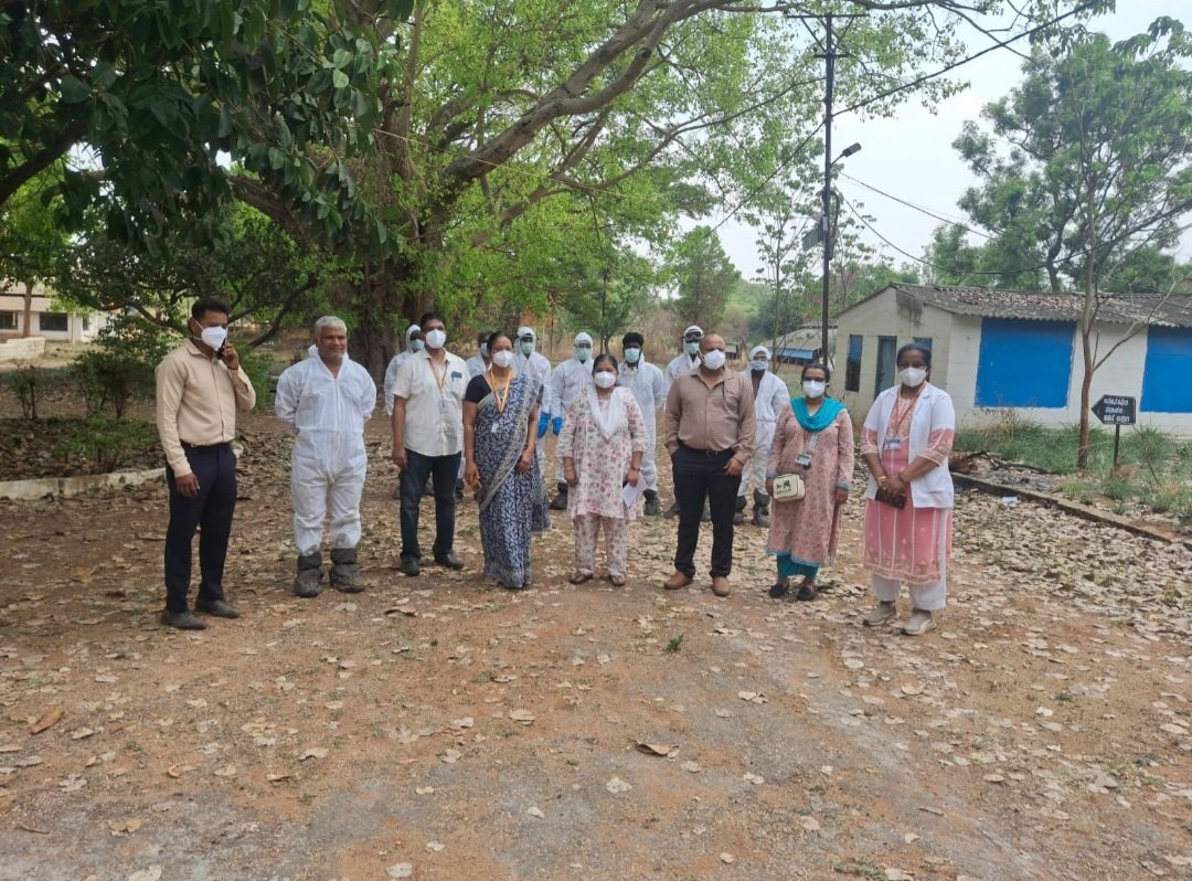ChristinMP_'s tweet photo. H5N1 bird flu was confirmed on April 14 at a poultry training centre in Hesaraghatta, Bengaluru, as per 
National Institute of High Security Animal Diseases. Authorities culled 7,444 chickens, destroyed eggs/feed & quarantined staff. "A 3 km infected zone and 10 km surveillance zone are in place. No human cases reported. Public advised to stay alert, avoid contact with sick/dead birds, and consume only well-cooked poultry" : @DHFWKA @dineshgrao