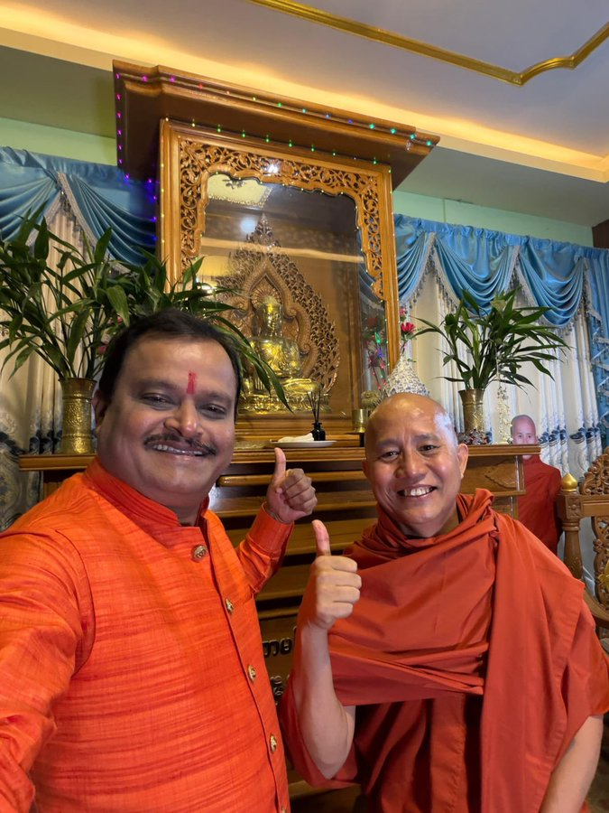 सुदर्शन न्यूज़ एक बार फिर नफरत फैलाने की हद पार करता दिख रहा है। म्यांमार के विवादित और नफ़रती Ashin Wirathu, जिन्हें दुनिया भर में कट्टर और भड़काऊ बयानों के लिए जाना जाता है, उन्हें “क्रांतिकारी” बताना बेहद गैर-जिम्मेदाराना है।

बौद्ध धर्म अहिंसा और शांति का संदेश देता आया है।