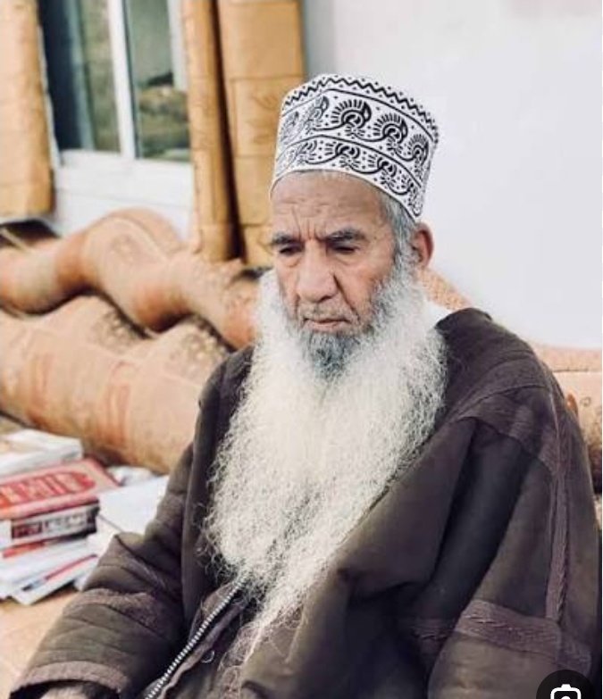 تأملت حياة شيخي المربي حمود الصوافي فوجدته تميز بثلاث قربات اجتهدها طوال حياته. أولا: القرب إلى الله عز وجل فلا تجده إلا ذاكرا محافظا على الدين بعيدا عن الحرام ثانيا: القربة إلى العلم والعلماء وطلبة العلم والكتب. ثالثا: القرب من الناس يحبهم ويحبونه يقضي حوائجهم ويرد على مسائلهم.