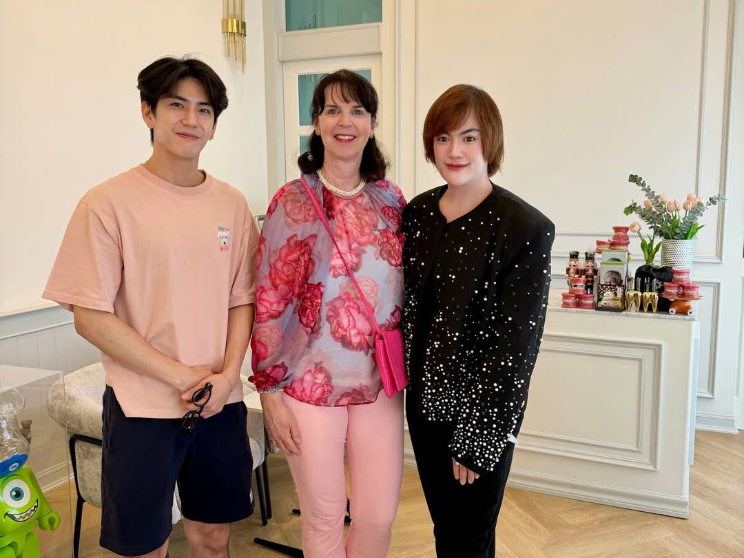 คุณหมอที่สอนพี่จิมที่สวิตเซอร์แลนด์มาเที่ยวที่คลินิกด้วย แล้วคุณหมอก็ยืนคุยกับน้องซี อะพี่จิมไปเล่าเรื่องแฟนเด็กให้ฟังที่นู้นปะเนี่ย 👀