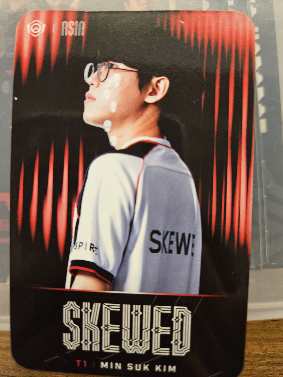 onlyforowt1's tweet image. #Proud
스큐드님 포카 꾸며달라고 핶는데
포카를 처음 봤을 때부터 이게 생각났다면서...
스큐드의 눈물...을 그리심