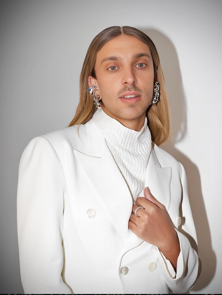 Não é o Léo Lins tweet media