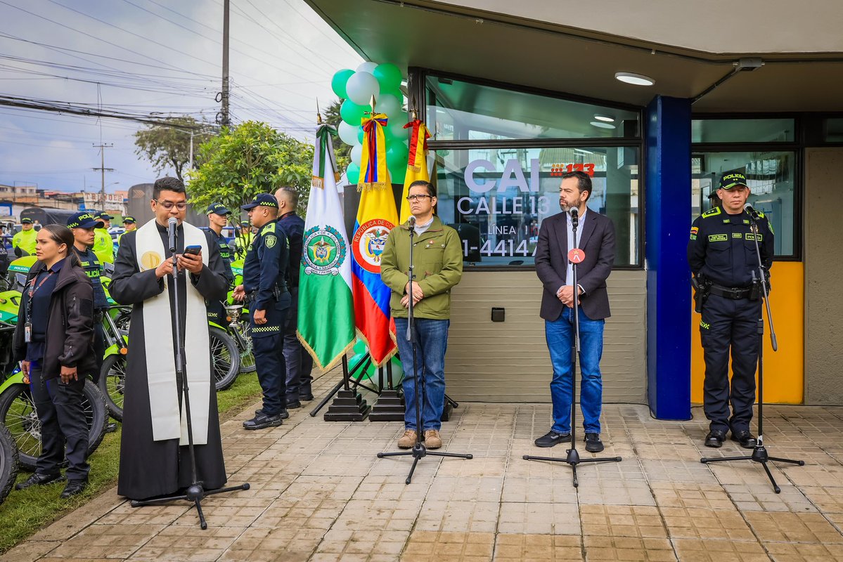 Bogota's tweet image. #AEstaHora, el alcalde @CarlosFGalan lidera la entrega de motocicletas y el CAI de la Calle 13, en la localidad de Fontibón.