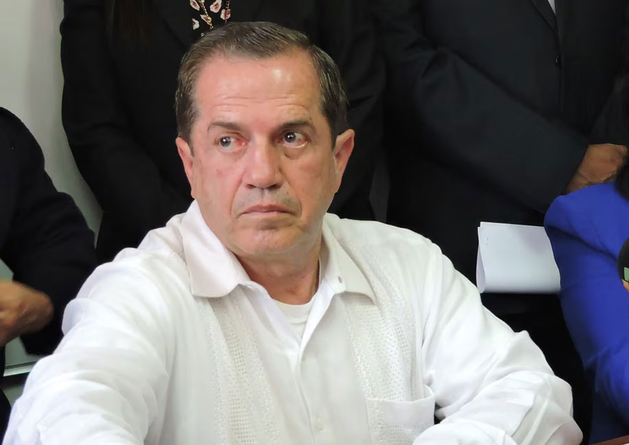 elgarrotazoec's tweet photo. Pregunta seria:
¿Cuantas copas tendrías que tomar para votar por Vicky como alcalde de Guayaquil? https://t.co/JwhYLesGbd