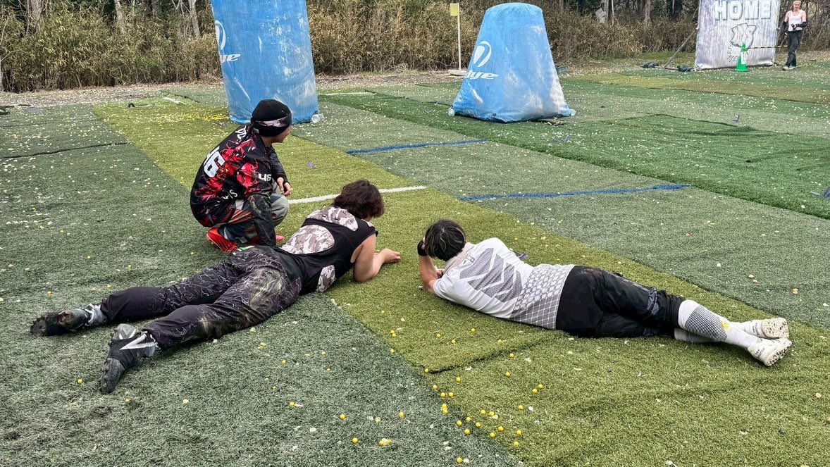 i3booty046's tweet image. ・弟にスライディング教える
↓
・それをみる人
↓
・ジェイクに丸投げする
↓
・見守る3人

ペイントボールはじめてでも優しく丁寧にスライディング教えてくれます。たぶん。
#paintball #ペイントボール