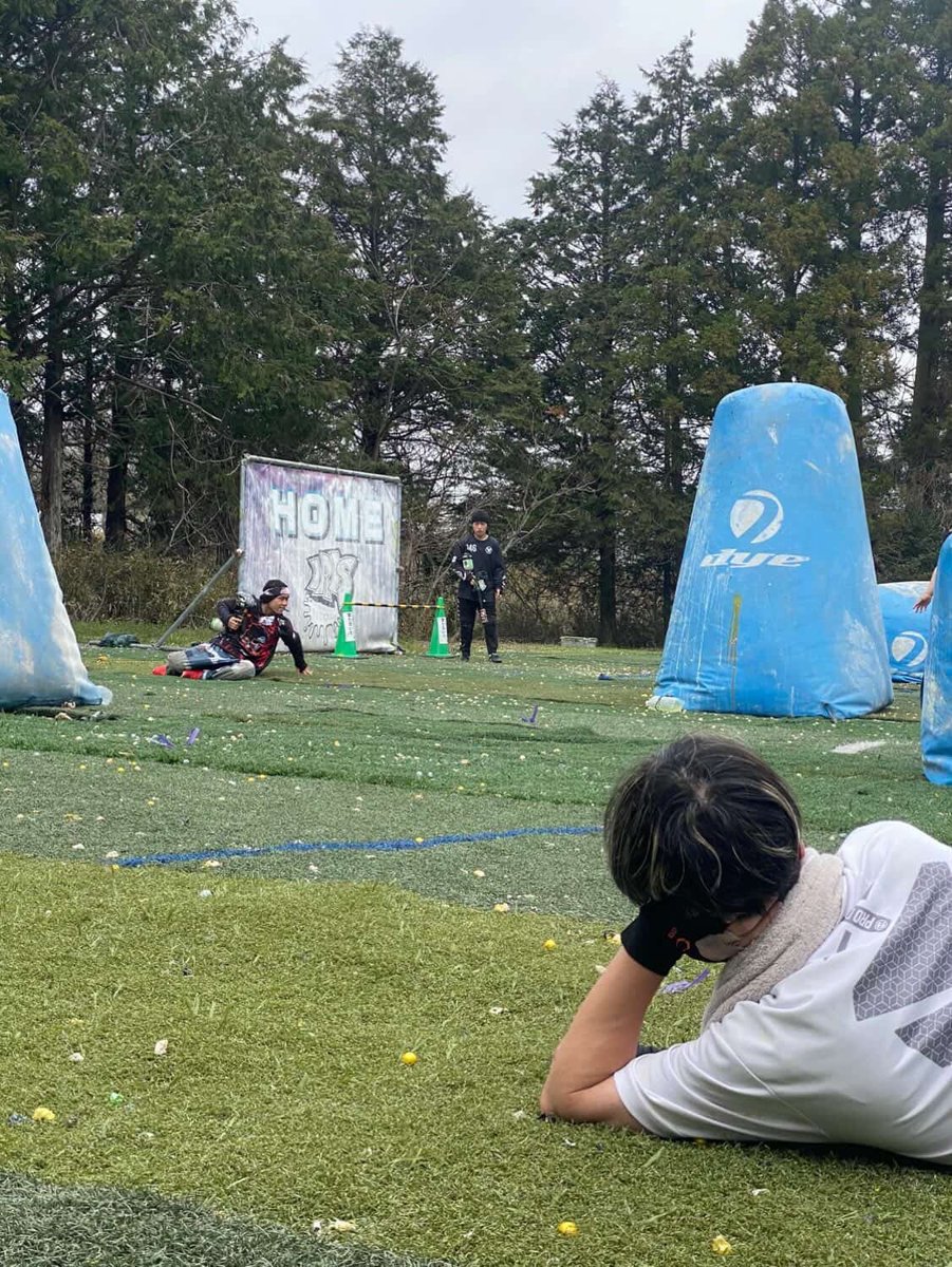 i3booty046's tweet image. ・弟にスライディング教える
↓
・それをみる人
↓
・ジェイクに丸投げする
↓
・見守る3人

ペイントボールはじめてでも優しく丁寧にスライディング教えてくれます。たぶん。
#paintball #ペイントボール