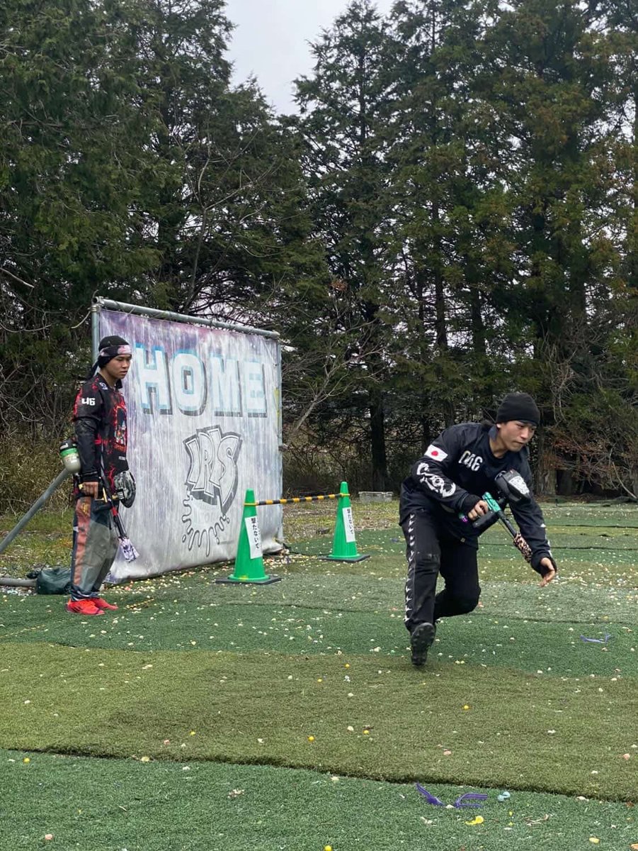 i3booty046's tweet image. ・弟にスライディング教える
↓
・それをみる人
↓
・ジェイクに丸投げする
↓
・見守る3人

ペイントボールはじめてでも優しく丁寧にスライディング教えてくれます。たぶん。
#paintball #ペイントボール