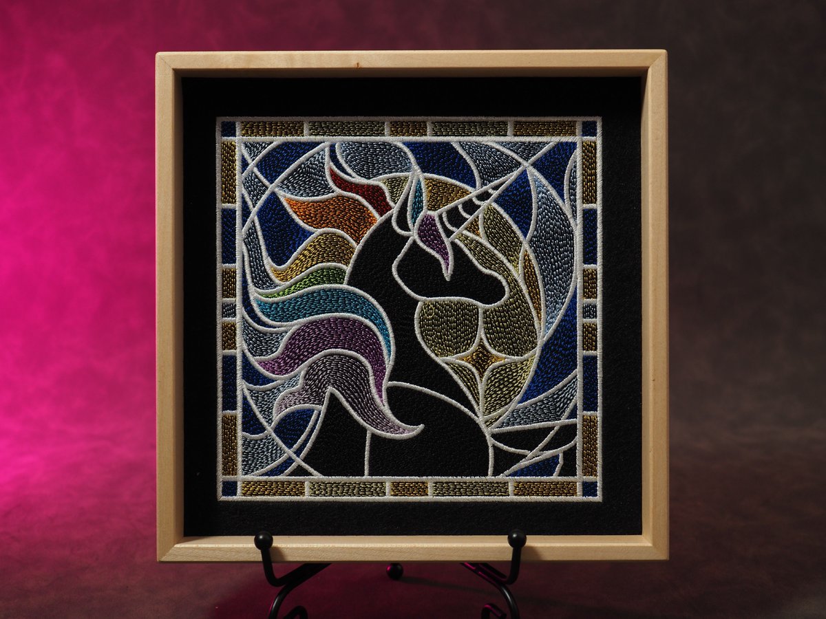 CatInTheDiceBag's tweet image. Das Buntglas-Einhorn ist im Einh....ähm Ahorn Dicetray gelandet...
So langsam kommt das neue Holz mehr und mehr auf unserer Seite an.

(Das Design vom EInhorn ist von Urbanthreads erstellt worden)

(Ad)

#dice #pnp #handmade #pnpde #dicetray #unicorn #resin