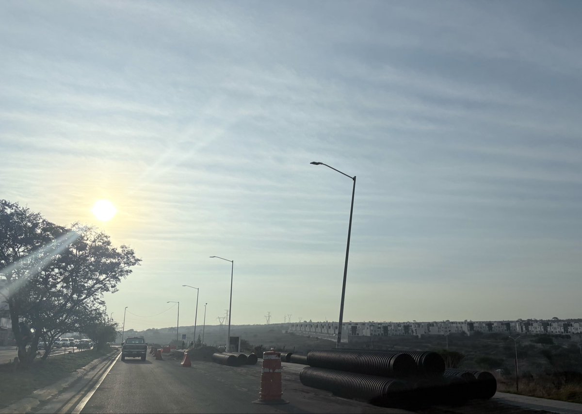 MrSerranito7's tweet image. #Día5 +30 después de vacaciones, la zona sigue igual (solo llego algo de material) generando embotellamientos y posibles daños a autos por los cráteres. Espero que el lunes ya esté al 100% aprovechen el fin de semana #ElMarques #Queretaro el lunes reporto avance.