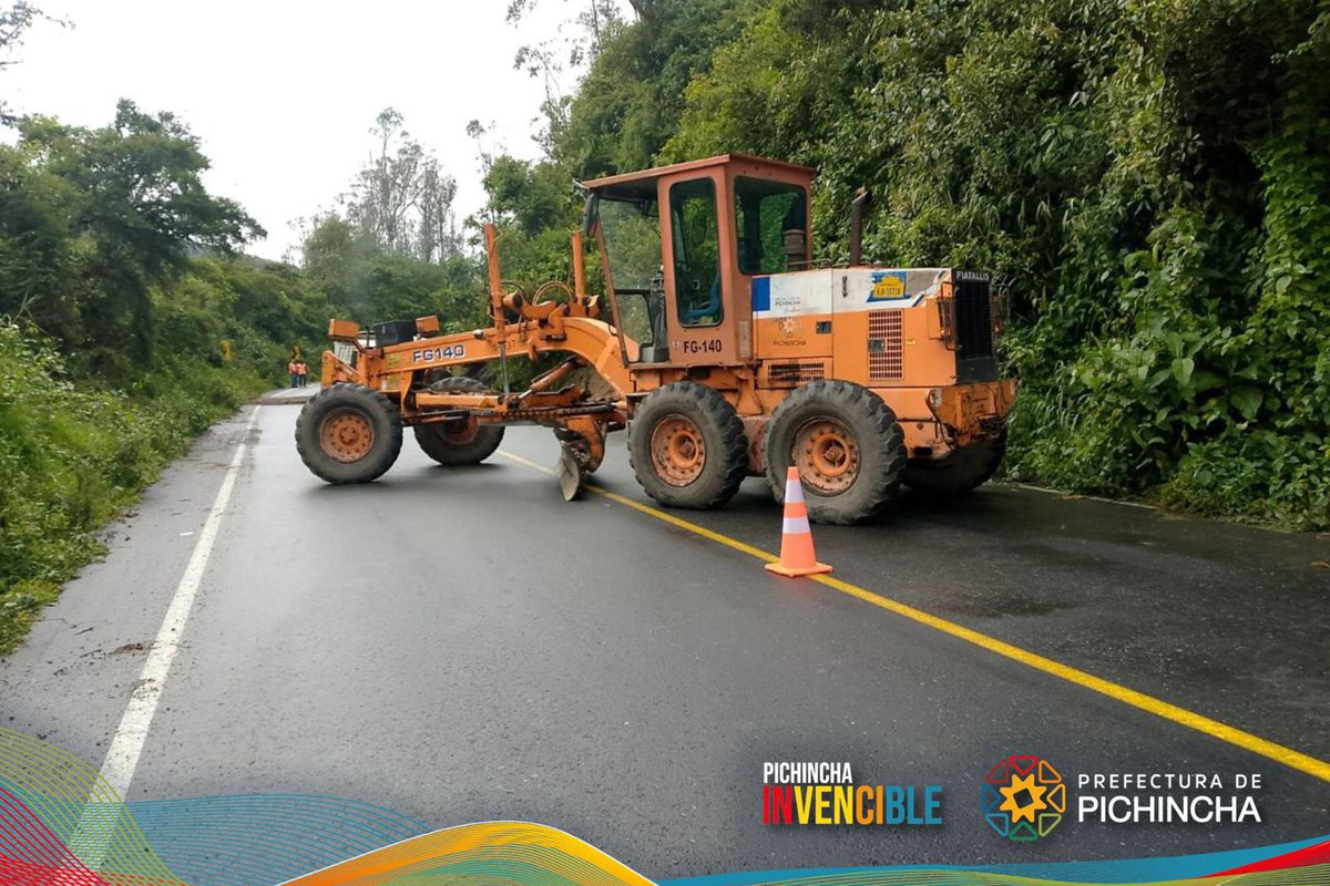 #Atención | Debido a las fuertes lluvias se reportan deslizamientos en los kilómetros 29, 66 y 69 de la vía Mitad del Mundo - Río Blanco.
Nuestro personal y maquinaria trabajan en la limpieza.
La vía se encuentra totalmente habilitada.
Conduce con precaución.