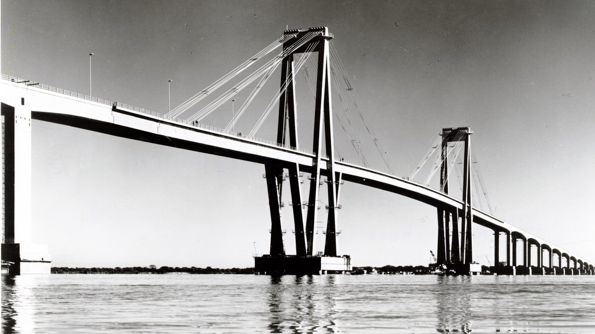 Webuild_Group's tweet image. 🌉A bridge between nations: Chaco–Corrientes #Bridge, 1973.
Built by the #webuild Group, this impressive cable-stayed bridge spans the mighty Paraná River, stretching over 1,700 metres between Brazil and Argentina.

Its construction was highly complex due to the terrain and the