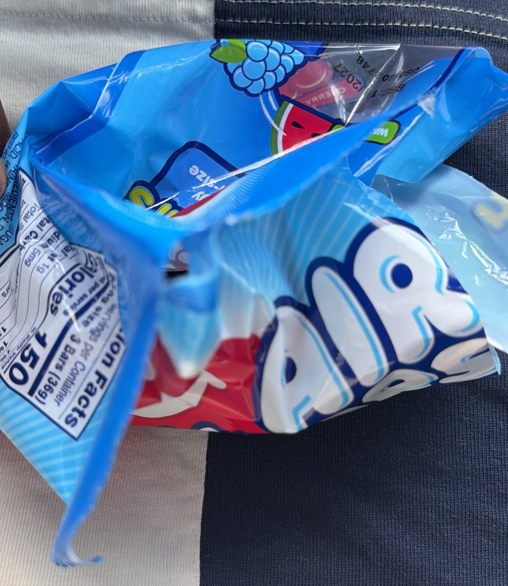 CourtneyCapers's tweet photo. @Airheads I got an empty candy that somehow got stuck in the top of the bag 😭 and, somehow it’s sealed still 🤣 https://t.co/IZdUdUXb4J