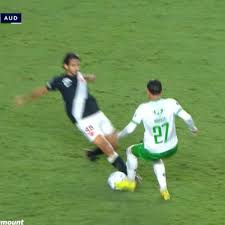 freud_ironico's tweet image. Mais uma semana normal na Comenbol:

💢 Jogador do time recebe a falta, mas é expulso

🐽 Pênalti inexistente é marcado a favor do time

👺 Jogador faz a falta no início do lance que gera o gol do time. Gol é validado.

Prefiro nem citar os times que é para os rivais do #Vasco