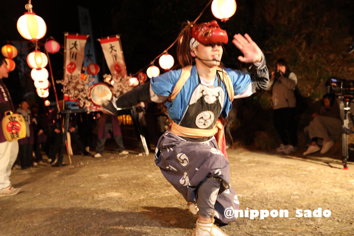 nippon_sado's tweet photo. 佐渡の両津大川まつりの夜祭りが津神神社で行われました。130年の歴史を持つ大川まつりでは鬼太鼓が奉納され、今年は初めて女性の鬼がデビューしました。大川の鬼太鼓は迫力があり、多くの参加者で賑わいました。
#佐渡
#津神神社
#大川まつり
#鬼太鼓
#夜祭り https://t.co/1KRmpQVHpF