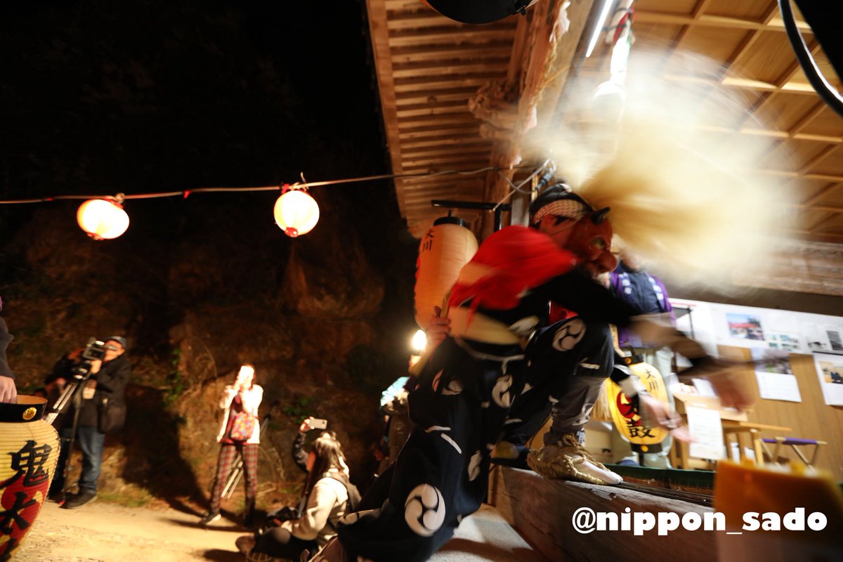 nippon_sado's tweet photo. 佐渡の両津大川まつりの夜祭りが津神神社で行われました。130年の歴史を持つ大川まつりでは鬼太鼓が奉納され、今年は初めて女性の鬼がデビューしました。大川の鬼太鼓は迫力があり、多くの参加者で賑わいました。
#佐渡
#津神神社
#大川まつり
#鬼太鼓
#夜祭り https://t.co/1KRmpQVHpF
