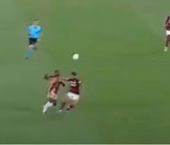 freud_ironico's tweet image. Mais uma semana normal na Comenbol:

💢 Jogador do time recebe a falta, mas é expulso

🐽 Pênalti inexistente é marcado a favor do time

👺 Jogador faz a falta no início do lance que gera o gol do time. Gol é validado.

Prefiro nem citar os times que é para os rivais do #Vasco