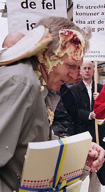 2001 Live tweet media