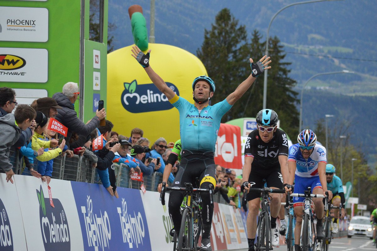 9 years from THAT last win💙

Kufstein - Innsbruck, opening stage of the first ever #TotA, ahead of Thomas and Pinot

Scarpa 🫶 
#TouroftheAlps #MicheleScarponi