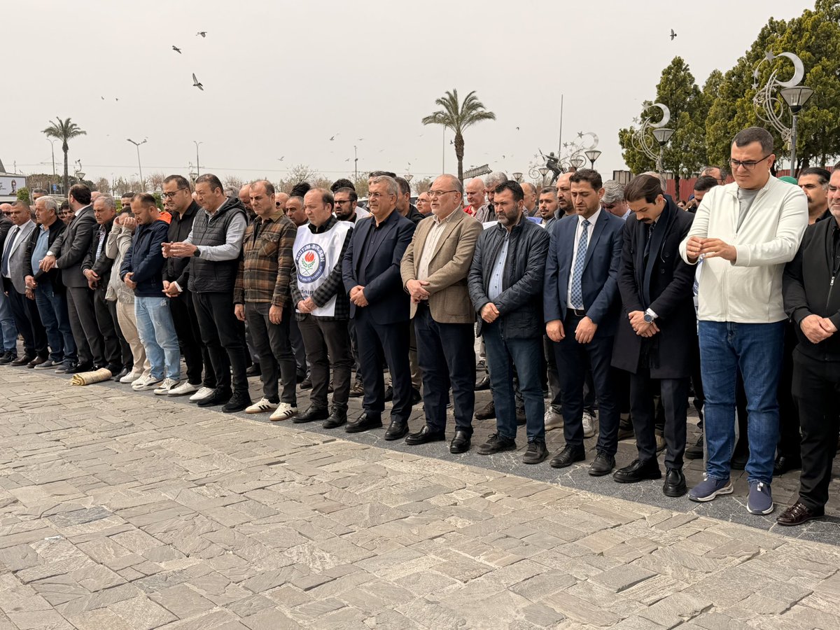 ebsizmir1's tweet photo. Cuma namazı sonrası kıldığımız gıyabi cenaze namazıyla; Şanlıurfa Siverek ve Kahramanmaraş’ta yaşanan menfur saldırılarda hayatını kaybeden öğretmenimiz ve yavrularımız için dua ettik, milletimizin ortak vicdanını haykırdık.

  Hayatını kaybedenlere Allah’tan rahmet, yaralılarımıza acil şifalar diliyoruz. Ailelerimizin ve aziz milletimizin başı sağ olsun.

 Eğitim kurumlarına yönelen şiddet artık münferit değildir. Bu, toplumun tamamını ilgilendiren hayati bir sorundur.

 Kontrolsüz dijital içerikler, şiddeti normalleştiren paylaşımlar ve çocuklarımızı hedef alan zararlı yönlendirmeler büyük bir tehdit oluşturmaktadır.

👉 Ailelerimize ve yetkililere çağrımızdır:
Çocuklarımızı dijital dünyada yalnız bırakmayalım. Bilinçlendirelim, koruyalım.

🤝 Bizler;
Sağduyunun, birlik ve beraberliğin yanındayız.
Gerginliğin değil, çözümün tarafındayız.

📚 Eğitim sadece bilgi değil, değer inşa etmektir.
Saygıyı, merhameti ve insan hayatının kutsallığını çocuklarımıza öğretmek zorundayız.

🇹🇷 Okullarımızı, öğretmenlerimizi ve çocuklarımızı asla yalnız bırakmayacağız!

🚫 Eğitimde şiddete asla teslim olmayacağız!
🚫 Geleceğimizi karartmak isteyenlere fırsat vermeyeceğiz!

🤲 Rabbim milletimizi böylesi acılarla bir daha imtihan etmesin.
#Ebsİzmir1
#EğitimBirSen 
#EğitimdeŞiddeteHayır