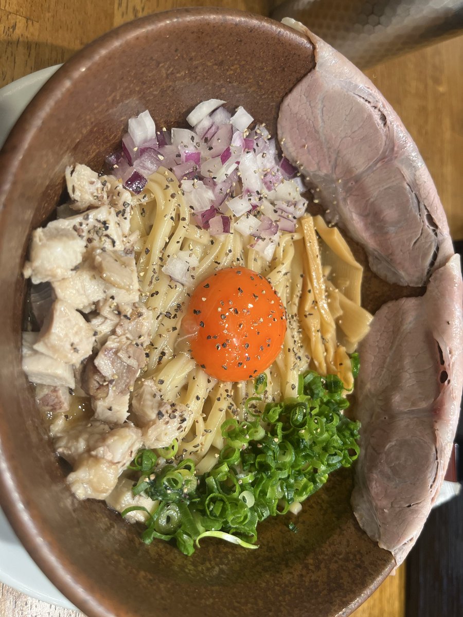 roriconjanaiyo's tweet photo. #ラーメン

南森町　小麦生まれ、麺育ち。

まぜそば注文
ちょっと甘かったが…
味変…忘れてペロリ…

美味かったから良いかw

個人的には黄身が濃厚すぎて他を殺してる気はした。 https://t.co/238fUQeWt8