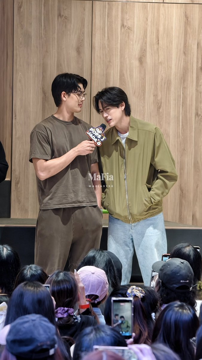 Mafia5358's tweet photo. ถ้าจะมองขนาดนี้ หอมหัวเลยก็ได้ค่ะพี่ 
#OnlyFriendsDreamOnEP8
#JossGawin https://t.co/VSdrnZ3vWB
