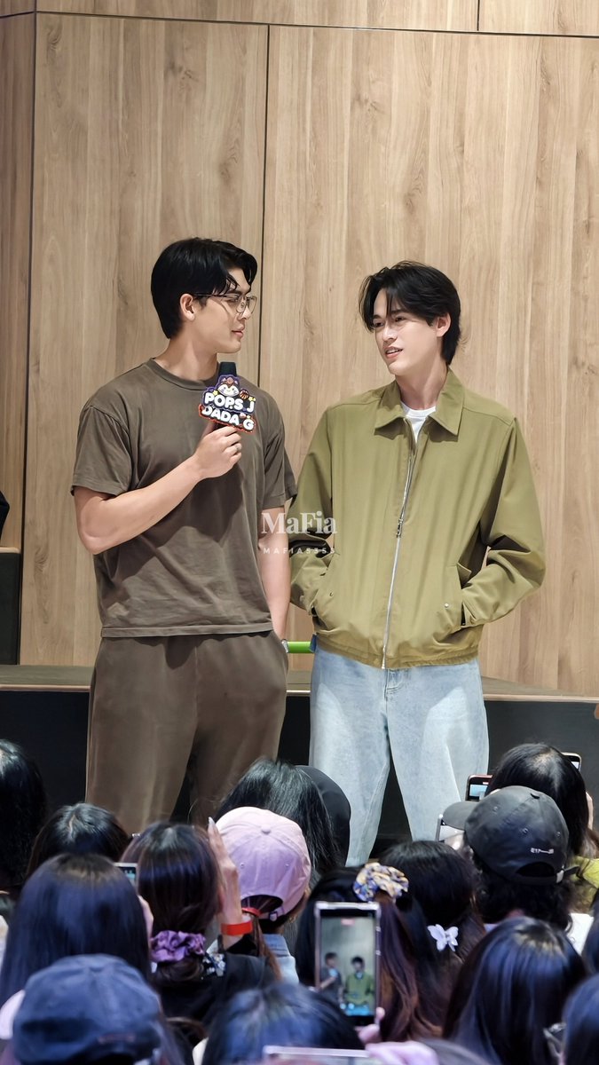 Mafia5358's tweet photo. ถ้าจะมองขนาดนี้ หอมหัวเลยก็ได้ค่ะพี่ 
#OnlyFriendsDreamOnEP8
#JossGawin https://t.co/VSdrnZ3vWB