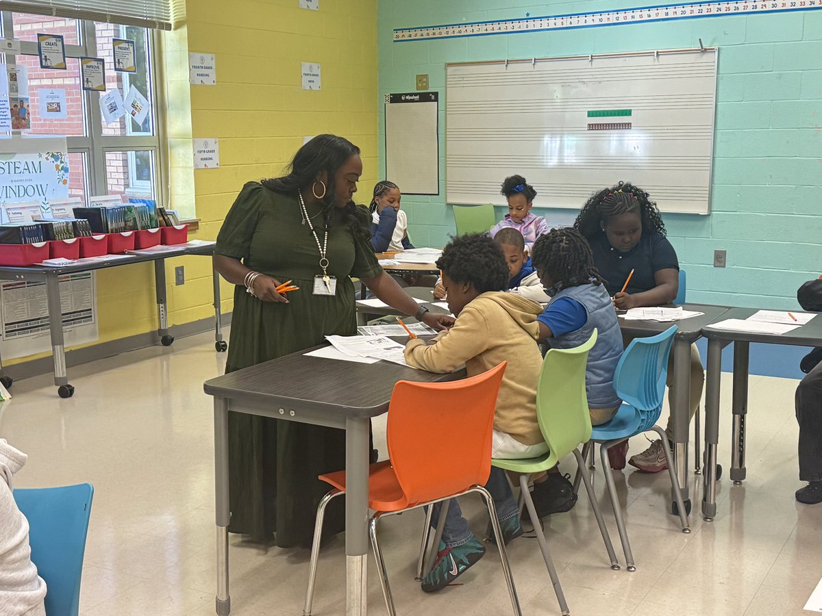 APS_CandI's tweet photo. Director Je’neen Small leading the charge @APSMAJ_Elem ! ✍🏾 Scholars are using the APS Writing Graphic Organizer to strengthen their writing and show what they know. We are on the move with writing at Jones! 🚀 @apsupdate #APSGraphicOrganizer #BootsOnTheGround #WritingRocks https://t.co/ylDKfZBGGi