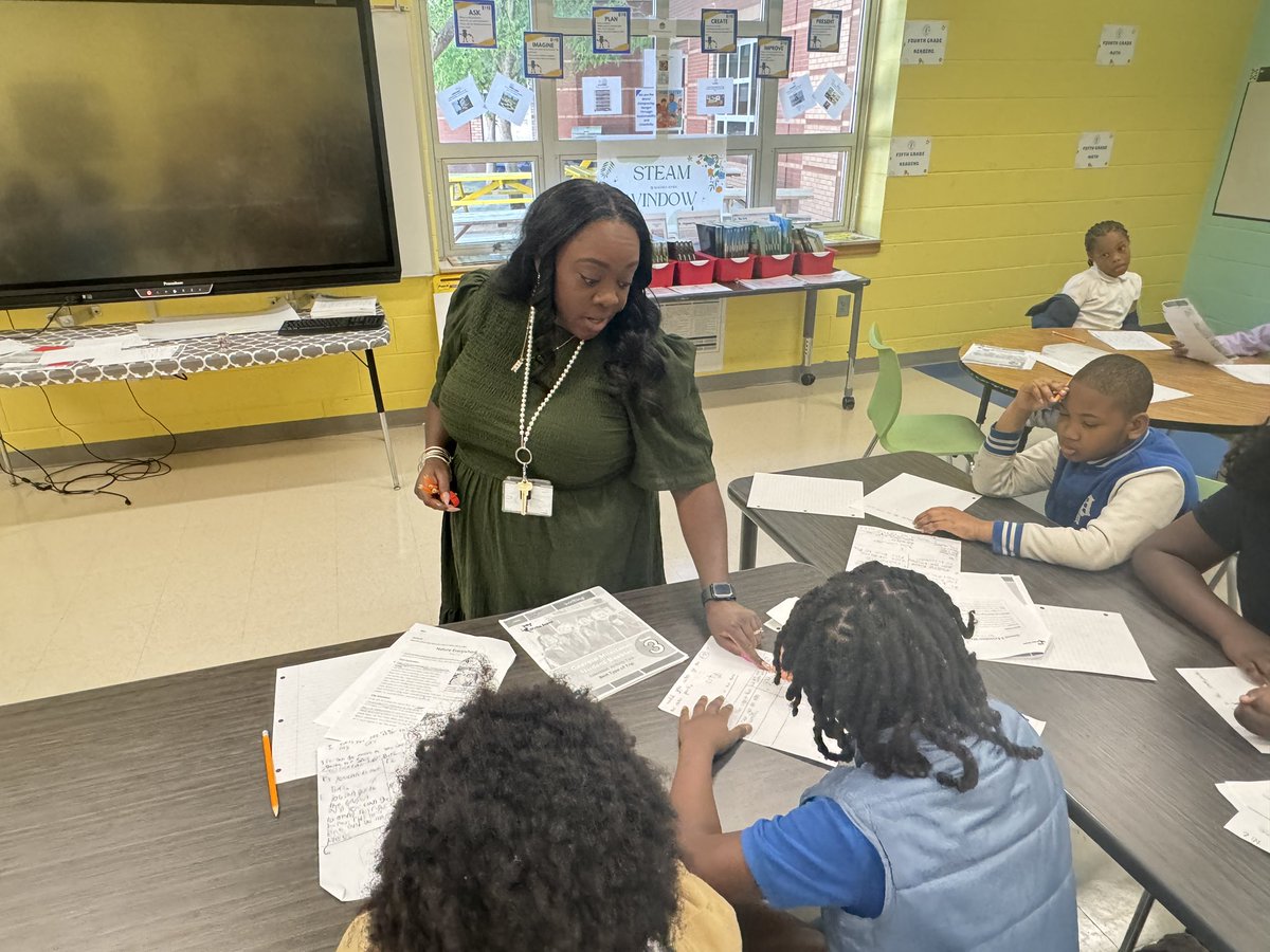 APS_CandI's tweet photo. Director Je’neen Small leading the charge @APSMAJ_Elem ! ✍🏾 Scholars are using the APS Writing Graphic Organizer to strengthen their writing and show what they know. We are on the move with writing at Jones! 🚀 @apsupdate #APSGraphicOrganizer #BootsOnTheGround #WritingRocks https://t.co/ylDKfZBGGi