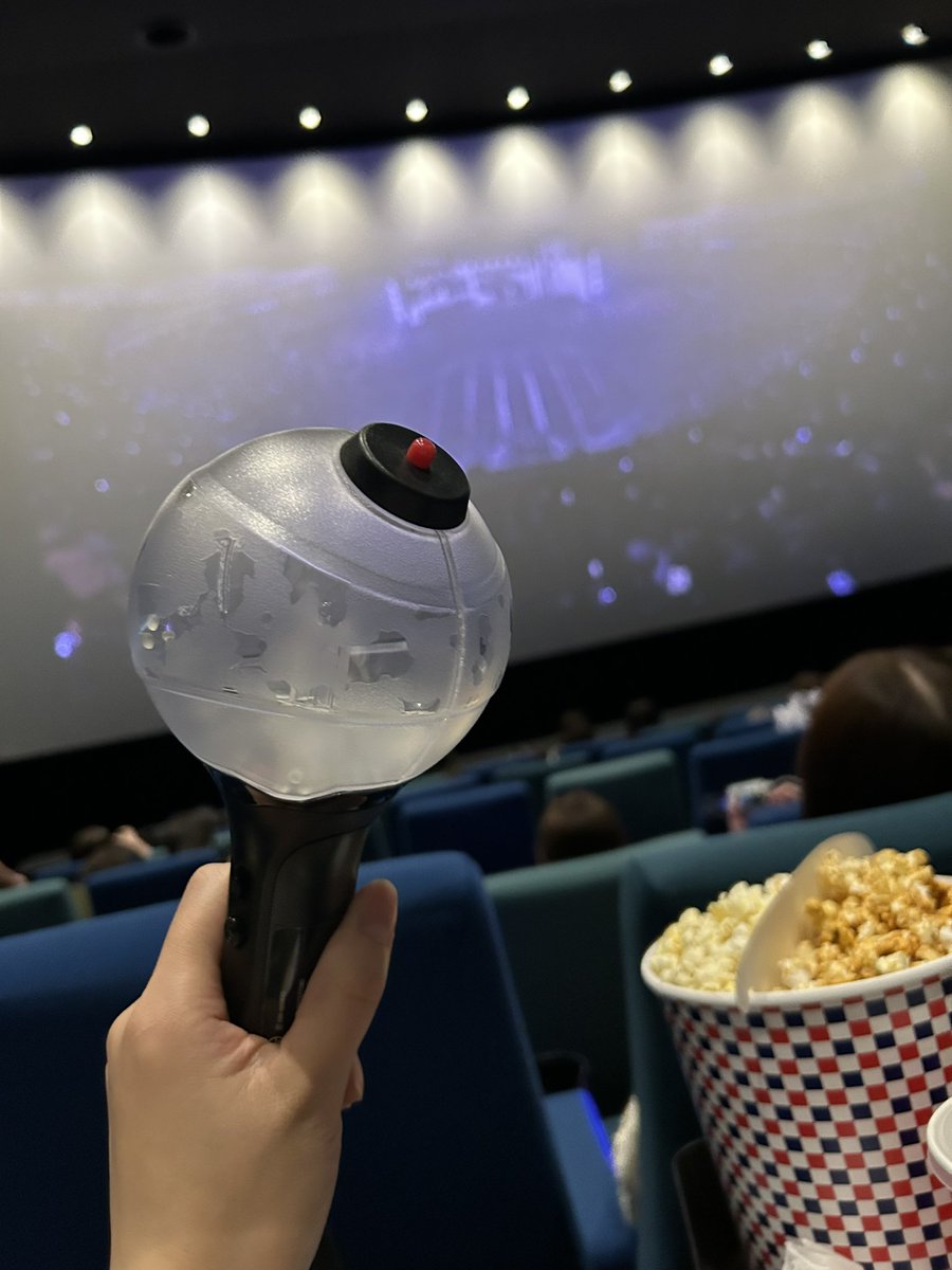 m_m13795885's tweet photo. 韓国に続いて2カ国目に日本選んでくれてありがと
ライビュだけどアミボムもって歌って踊るイルアミめちゃくちゃ居るのよ(←🙋‍♀️)
最初から最後まで楽しんだ大好き
みんな歓声すごかったんだから
来年VIP席で会おうな！
#방탄소년단 #BTS #BTS_WORLDTOUR_ARIRANG
#BTS_WORLDTOUR_ARIRANG_JAPAN
@BTS_twt https://t.co/DCyQxK1JLT