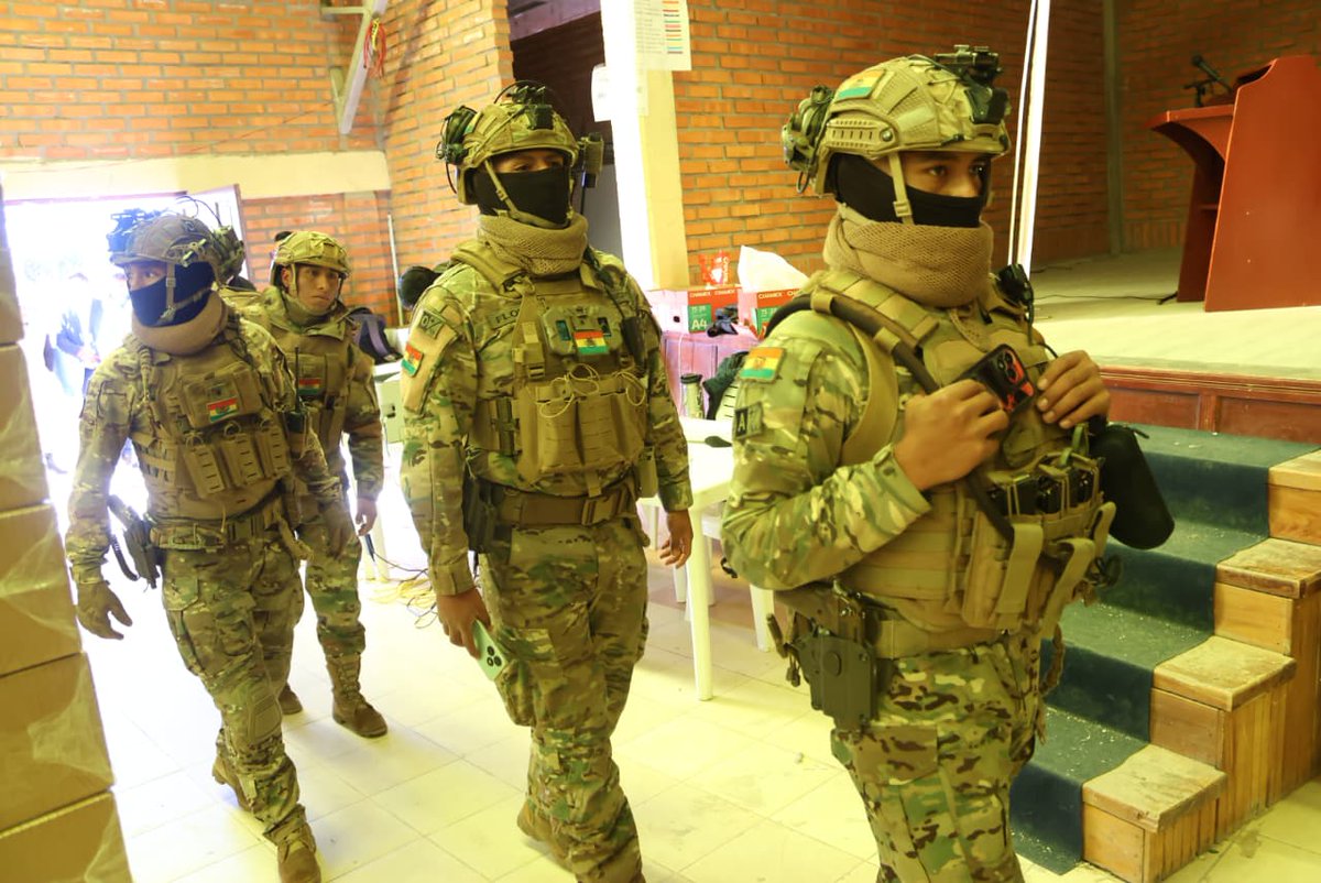 A primeras horas de la mañana en la ciudad de Oruro se realizo el trasladado de las 632 maletas electorales para repartir en las zonas rurales.

#NoticiasdeHoy #Oruro #eleccionessubnacionales2026

📷: APG
