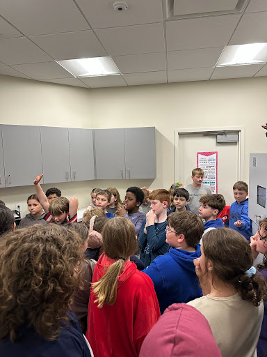 rsu18's tweet photo. Fourth graders at Williams Elementary had the opportunity to visit KVFCU for an engaging tour and hands-on activities connected to their More Than Money Junior Achievement program. #WeAreRSU18 #WESproud18
https://t.co/JcErImQsXZ https://t.co/1dREcR6aei
