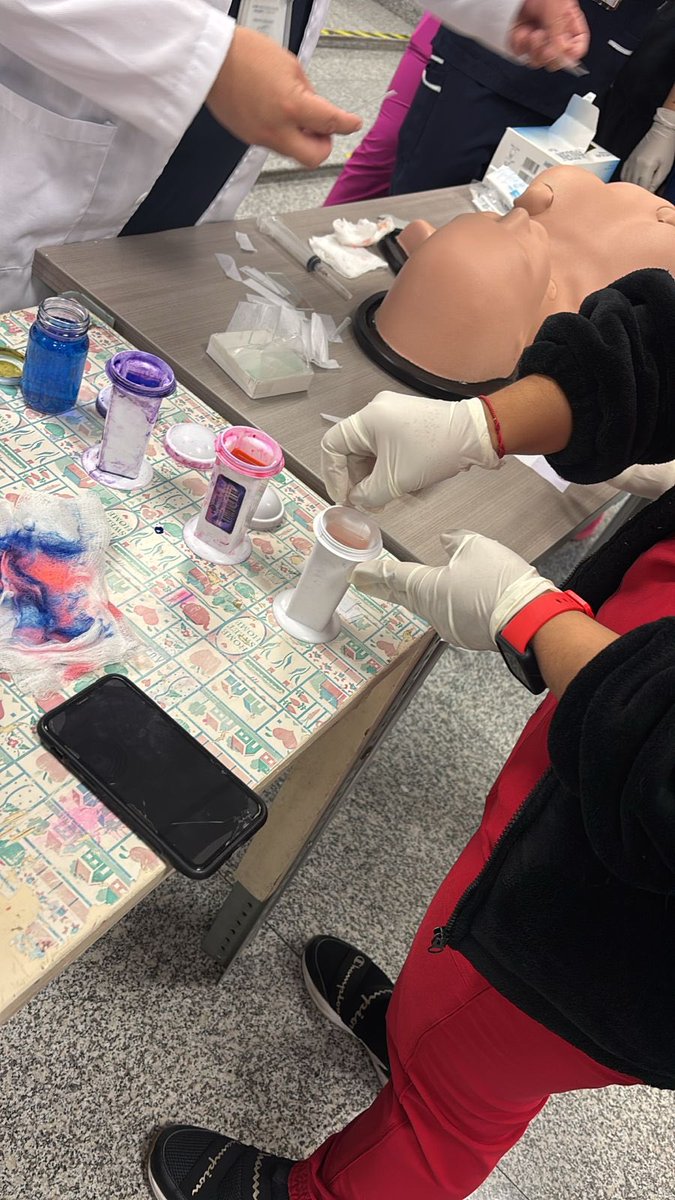 ColegioOaxaca's tweet image. Nuestra FIoNA nos ha enviado fotos de sus andanzas en capacitaciones de toma de biopsia por aspiración. Muy agradecidos con nuestros compañeros citopatologos del INDRE por fomentar este apoyo para las futuras generaciones. 🔬