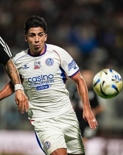 tuteavila's tweet photo. #Sanlorenzo. Así como Alvarez fue determinante sacando de los concentrados a Perruzi, hoy tiene que darle "descanso" a Cuello. Te hizo perder varios puntos comiéndose goles increíbles o tomando malas decisiones.
Yo lo hago comer banco y que sepa que no es  titular indiscutido!!! https://t.co/YZiPrGsgT5