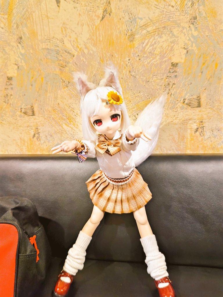 #殺伐としたTLにかわいい娘のピースサインで癒しを