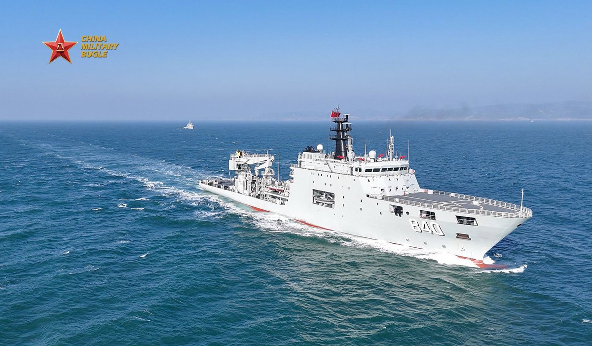 ChinaMilBugle's tweet image. Joint Maritime Training: 
Photos show one of China’s latest submarine rescue ships attached to a service and rescue ship group under Chinese PLA Northern Theater Command participating in joint maritime training with the air force troops.

#SubmarineRescueShip
#PLA #Navy #PLAN
