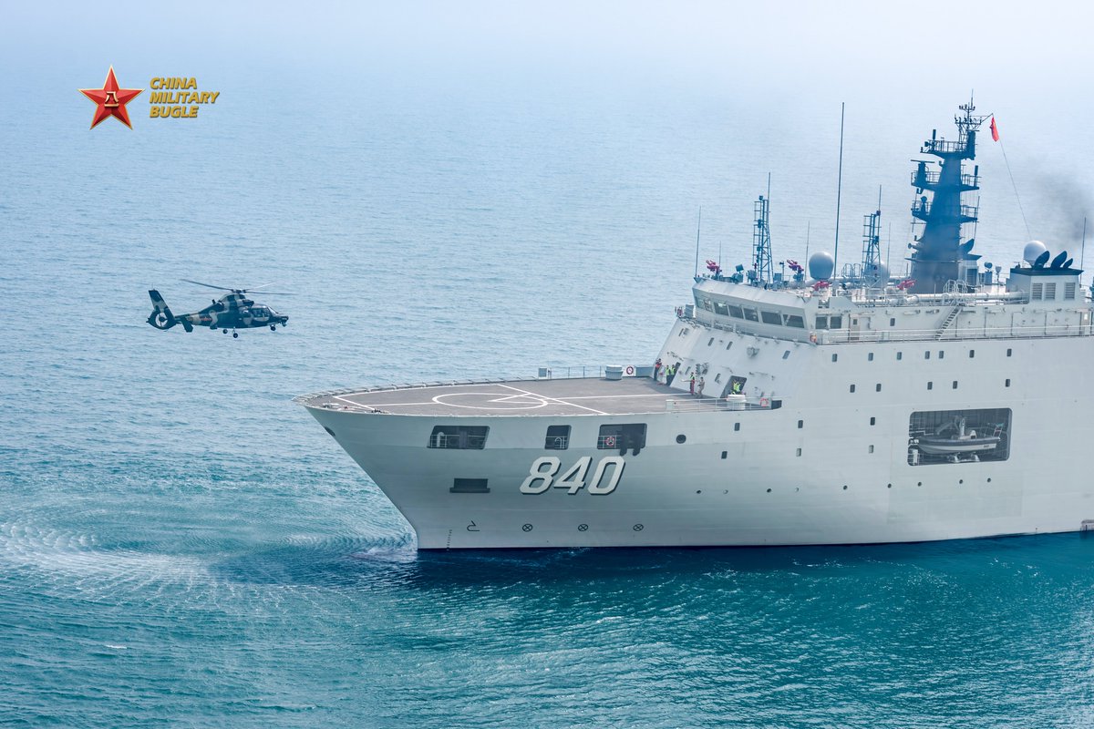 ChinaMilBugle's tweet image. Joint Maritime Training: 
Photos show one of China’s latest submarine rescue ships attached to a service and rescue ship group under Chinese PLA Northern Theater Command participating in joint maritime training with the air force troops.

#SubmarineRescueShip
#PLA #Navy #PLAN