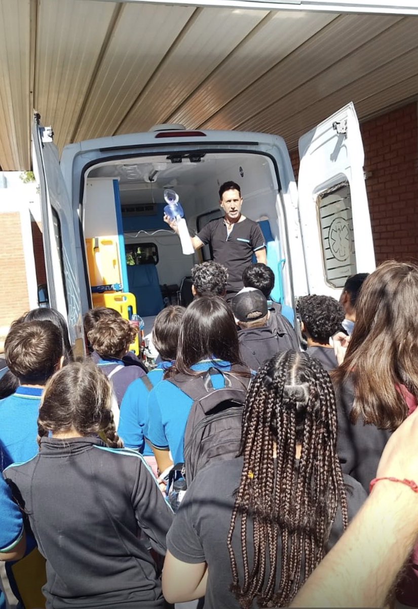 Tuvimos la grata visita de alumnos de 1ro y 2do año de la escuela Rosenda Quiroga. conversamos sobre el funcionamiento de la guardia y el sistema de emergencias del hospital María J Becker de la ciudad de la Punta .