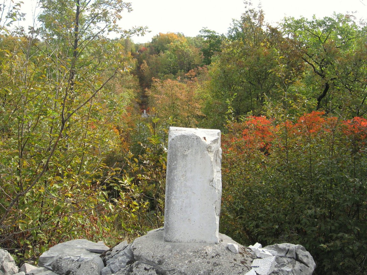 Pillandia's tweet image. 🇮🇹 Confine di stato tra Brestovizza di Comeno e Ceroglie (Duino-Aurisina). 
🇸🇮 Državna meja Brestovica pri Komnu-Cerovlje (Devin-Nabrežina). 
🇬🇧 Along the border between Slovenia and Italy. 
📷: 2009. 
pillandia.blogspot.com/p/avaleht-iniz… 

#Border #Carso #Kras #Karst