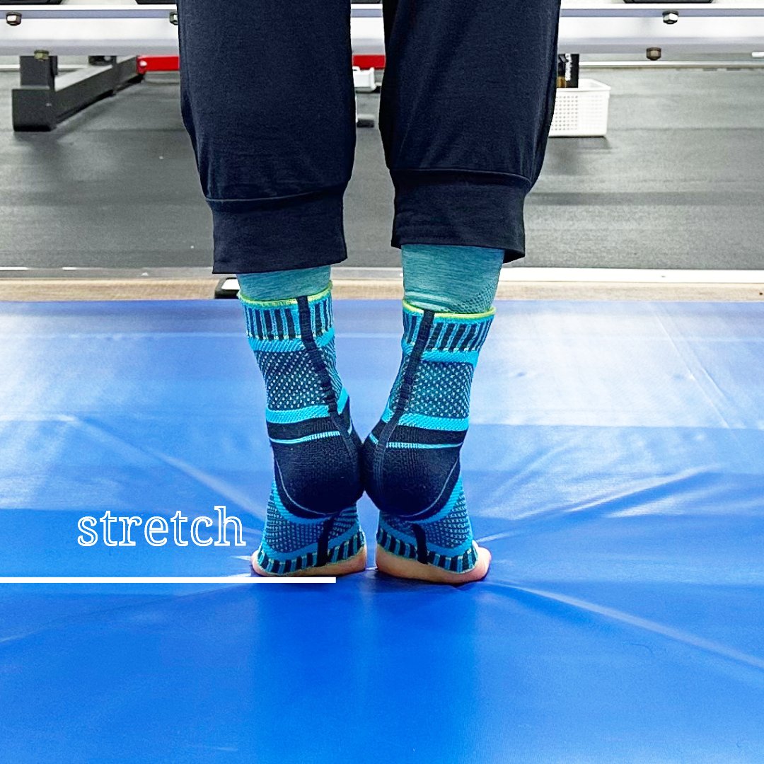 bauerfeind_ps's tweet image. 薄着の季節に向けて、今からできる簡単ケア✨
足首ストレッチを取り入れて、すっきりとした脚づくりを始めてみませんか？💪
不安感があるときは #BAUERFEIND の足首サポーターをプラスして膝裏や足首まわりを動かしておくことで、軽やかな動きにつながります☀️

🔗 bauerfeind.p-supply.co.jp/product/sports…