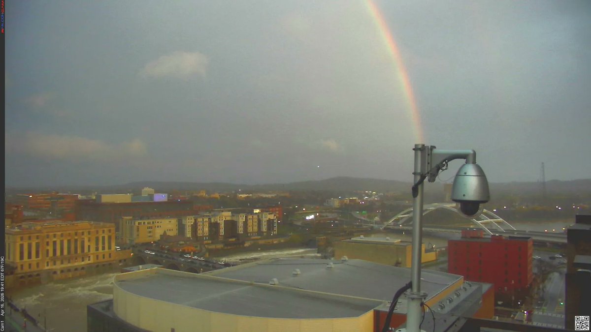 Rfalconcam's tweet image. Somewhere Over the Rainbow, Falcons Fly!
Thanks for this capture Shaky!
cp
#roc #peregrine #falcon