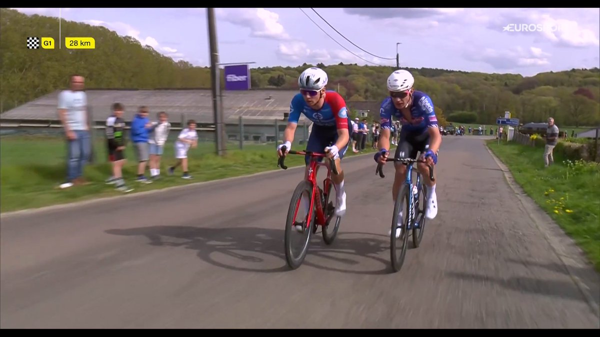 TopCiclista's tweet photo. Hubo montonera, con Aaron Dockx como único que se cayó y se mostró algo dolorido.
Justo tiró Groupama en el tramo con continuidad de Romain Grégoire, con Debruyne de Alpecin. Tienen 10-15'' de ventaja con el pelotón.
Se corta Wellens que aún no está en forma.
🏁28 km #DBPmen https://t.co/uyaDdpkXpG