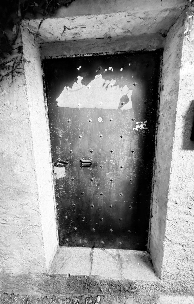 Alonein43672278's tweet image. #photography #blackandwhite #door #light #shadows