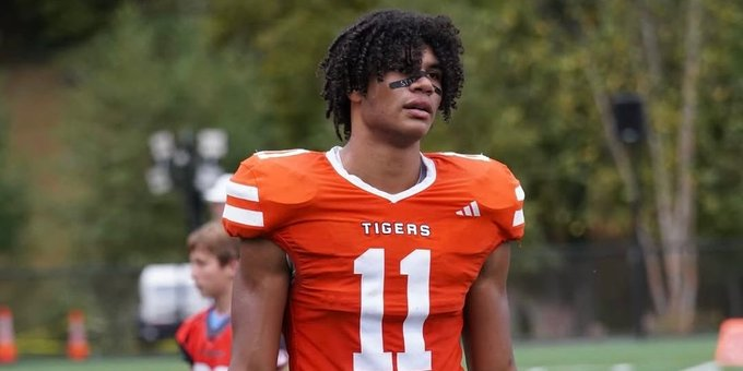 ShotgunSpr's tweet image. Blue-chip edge rusher Mekai Brown commits to #USC, details reasons for joining No. 3 class in nation

@BrianDohn247 with the story: 247sports.com/college/usc/ar…