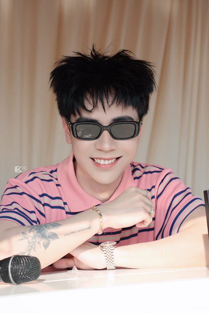 NonniWilson's tweet photo. หล่อ เท่ ยิ้มมีเสน่ห์สุดๆ😎🥰
#QuangHungMasterD https://t.co/zlKAcwxZgp