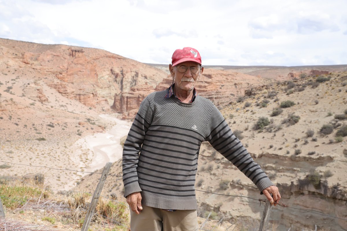 Dionide Mesa es un poblador rural que vive solo y recorre el campo a caballo. Cada vez que veía un hueso gigante asomando en la tierra, avisaba a los paleontólogos —“¡Encontré un bicharraco!