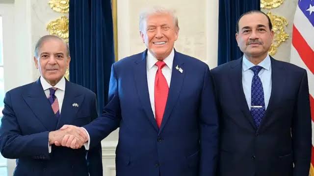 khurram143's tweet photo. پاکستان کے 2 شاندار لوگ، 2 عظیم شخصیات، وزیراعظم شہباز شریف اور فیلڈ مارشل سید عاصم منیر کا شکریہ، ٹرمپ https://t.co/a2tLLRiZmo